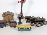 plusieurs types de petits trains sur une surface blanche