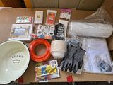 une boîte remplie d'objets posés sur une table