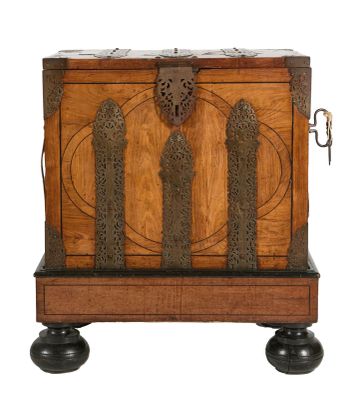 un petit coffre en bois orné de décorations métalliques