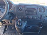 le tableau de bord d'un camion, avec un volant et un panneau de commande