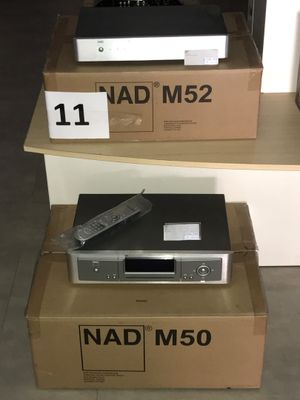 trois boîtes contenant du matériel électronique sont empilées les unes sur les autres
