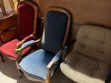 plusieurs chaises sont alignées dans une pièce