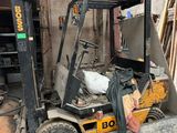 un chariot élévateur garé dans un garage