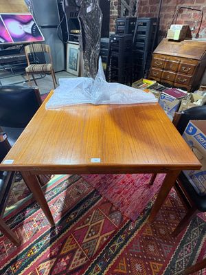 une table en bois sur laquelle est posé un sac en plastique