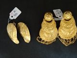 deux paires de chaussures plaquées or et une paire de boucles d'oreilles
