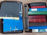 une caisse remplie de livres posée sur un plancher en bois