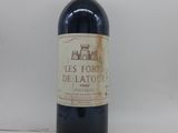 bouteille de vin rouge sur une table blanche sur fond blanc