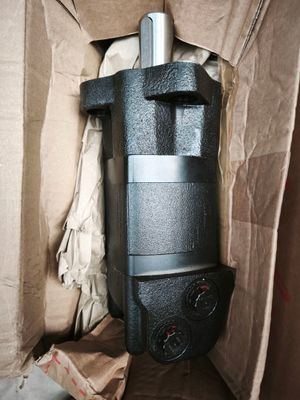 un chauffe-eau noir et argenté dans un carton