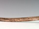 un petit objet en bronze muni d'une longue lame