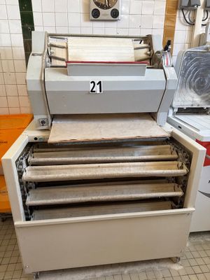 une image représentant une machine servant à fabriquer du papier
