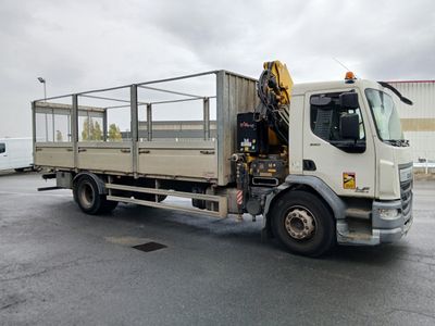 un camion blanc garé dans un parking