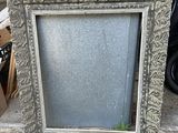 une photo d'un cadre posé par terre