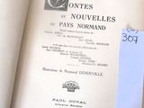 un livre portant une étiquette bleue, posé sur une table