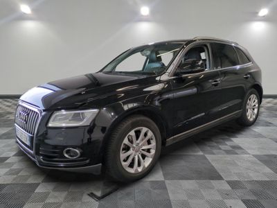 une image d'une audi suv noire garée dans un garage