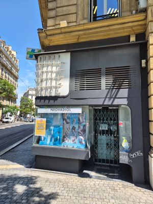 un bâtiment sur la façade duquel est accrochée une enseigne