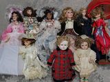 beaucoup de poupées posées par terre