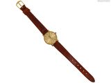 un gros plan d'une montre sur une surface blanche avec un fond blanc