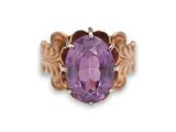 Gros plan sur une bague contenant une pierre violette