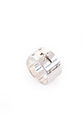 gros plan d'une bague en argent sur fond blanc