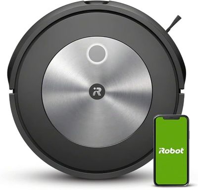 un gros plan d'un robot avec un téléphone portable à côté