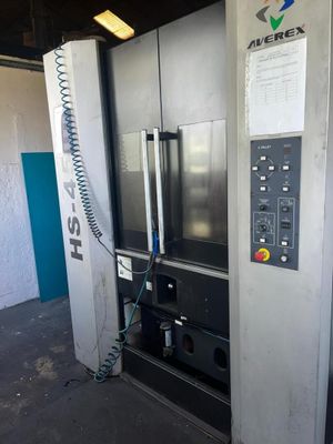 l'image d'une machine installée dans un garage