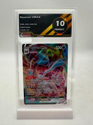 une carte dans un étui en plastique transparent orné d'un motif coloré