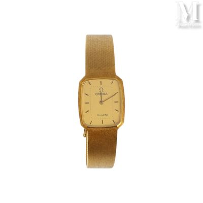 une photo d'une montre en or avec un bracelet marron
