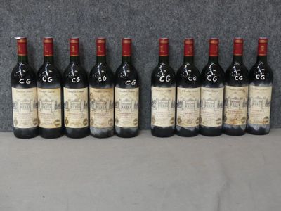 six bouteilles de vin sont alignées sur une table
