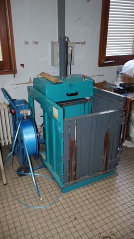 Presse à balles verticale 4 tonnes, avec deux chariots dévidoir e...