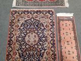trois tapis orientaux et un tapis au sol