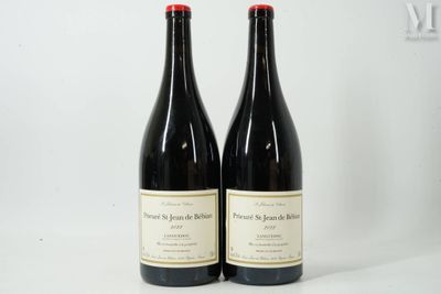 deux bouteilles de vin rouge posées sur une table blanche