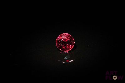 gros plan d'un diamant rouge sur une surface noire