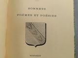 un livre ouvert sur lequel figure l'image d'une épée et d'un bouclier