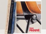 deux livres posés côte à côte sur une étagère