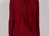 le chemisier rouge est attaché sur un mannequin mannequin mannequin mannequin mannequin mannequin mannequin mannequin mannequin