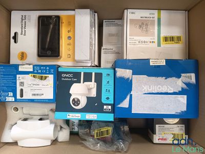 une boîte remplie d'appareils électroniques et d'autres objets qui s'y trouvent