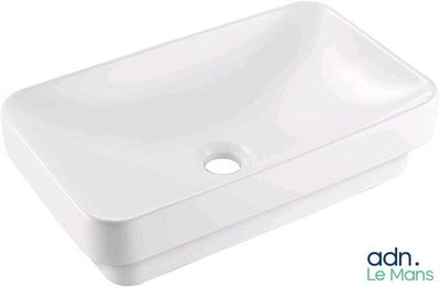 un lavabo blanc posé sur un plan de toilette blanc