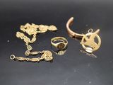 de nombreux bijoux en or posés sur une table noire