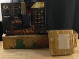 deux boîtes de café posées l'une à côté de l'autre sur une table
