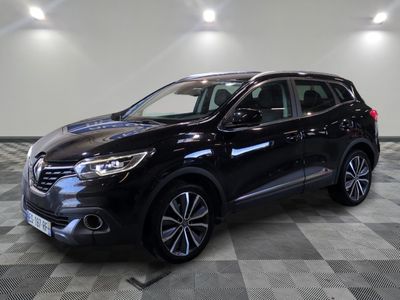 un SUV Nissan noir garé sur un sol en carrelage à damier