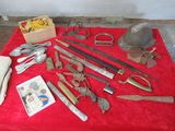 une nappe rouge avec un tas d'outils dessus