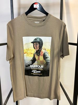 un t-shirt avec l'image d'un homme portant un casque, suspendu à un cintre