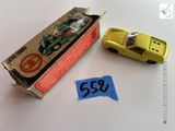 une petite voiture jaune à côté d'une boîte sur laquelle est collé un autocollant