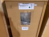 une boîte en carton avec l'image d'une moto à l'intérieur