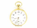 gros plan d'une montre de poche sur fond blanc