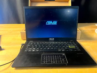 un ordinateur portable posé sur une table