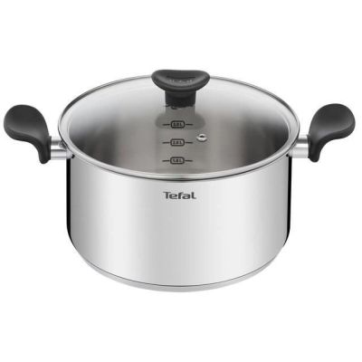 un gros plan d'une casserole en acier inoxydable sur fond blanc