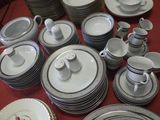 beaucoup d'assiettes et de tasses sur la table