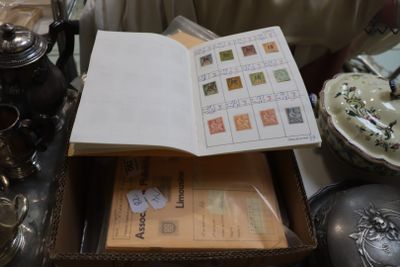 un livre ouvert posé sur une table sur laquelle se trouvent d'autres objets