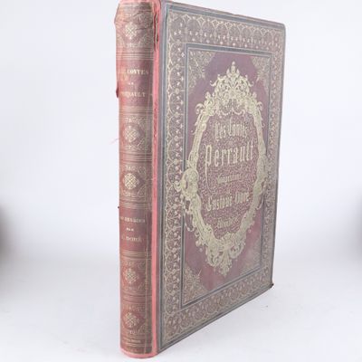 un livre posé sur une surface blanche